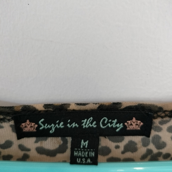 Women's Black Long Sleeve Top  Cheetah Print Sleeves Suzie in the City Size Med. - Picture 3 of 4